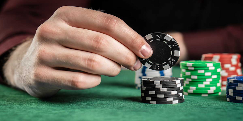 Bluff Là Gì Và Tại Sao Nó Quan Trọng Trong Poker Rikvip?